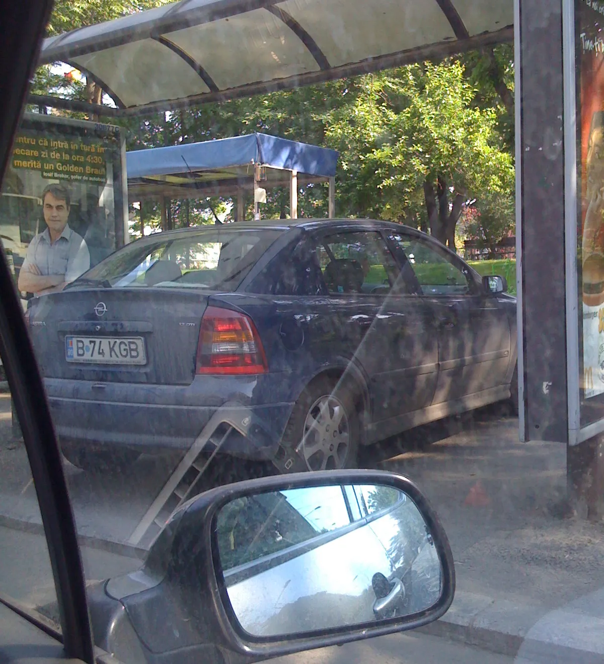 Maşina parcată în staţie