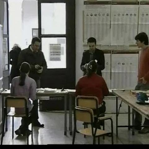 850.000 de români cu drept de vot au fost aşteptaţi la alegerile locale din Italia 