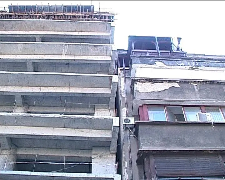 Primăria sectorului 2 a aprobat construcţia unui bloc la câţiva milimetri de geamurile altui bloc