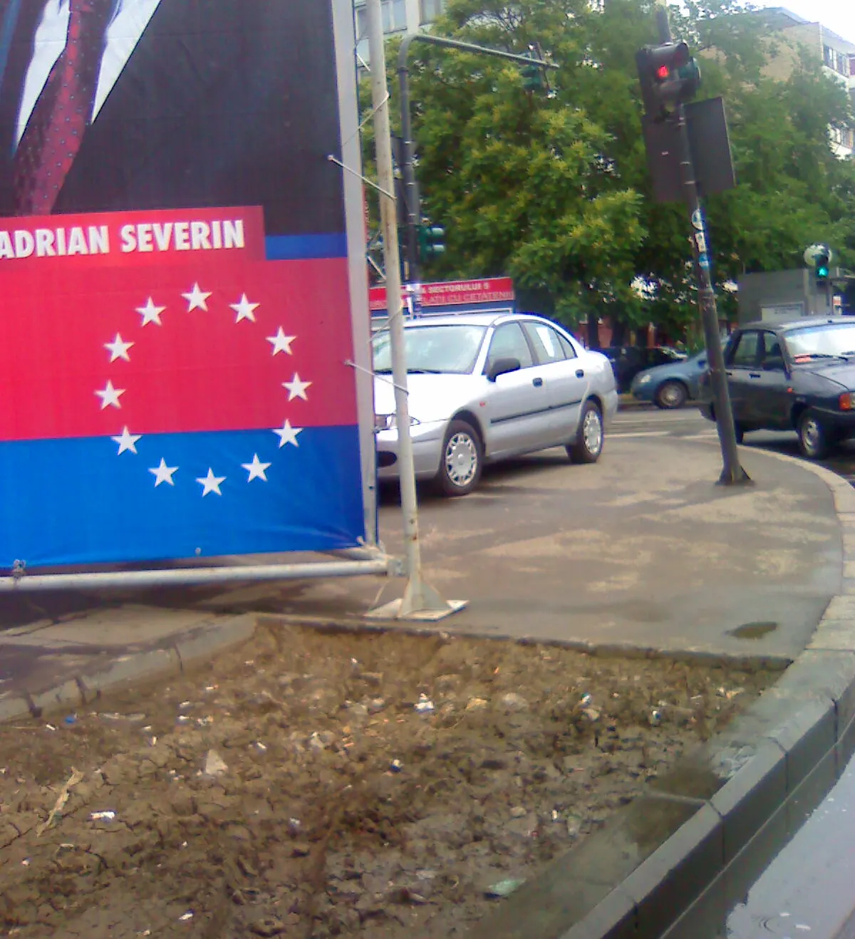 Afiş electoral amplasat pe trotuar în sectorul 4