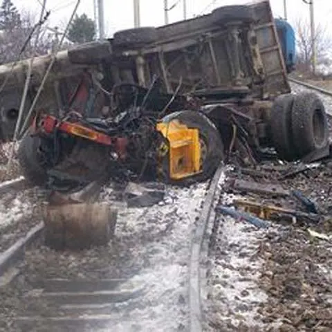 Un tren personal a lovit un tir în judeţul Timiş