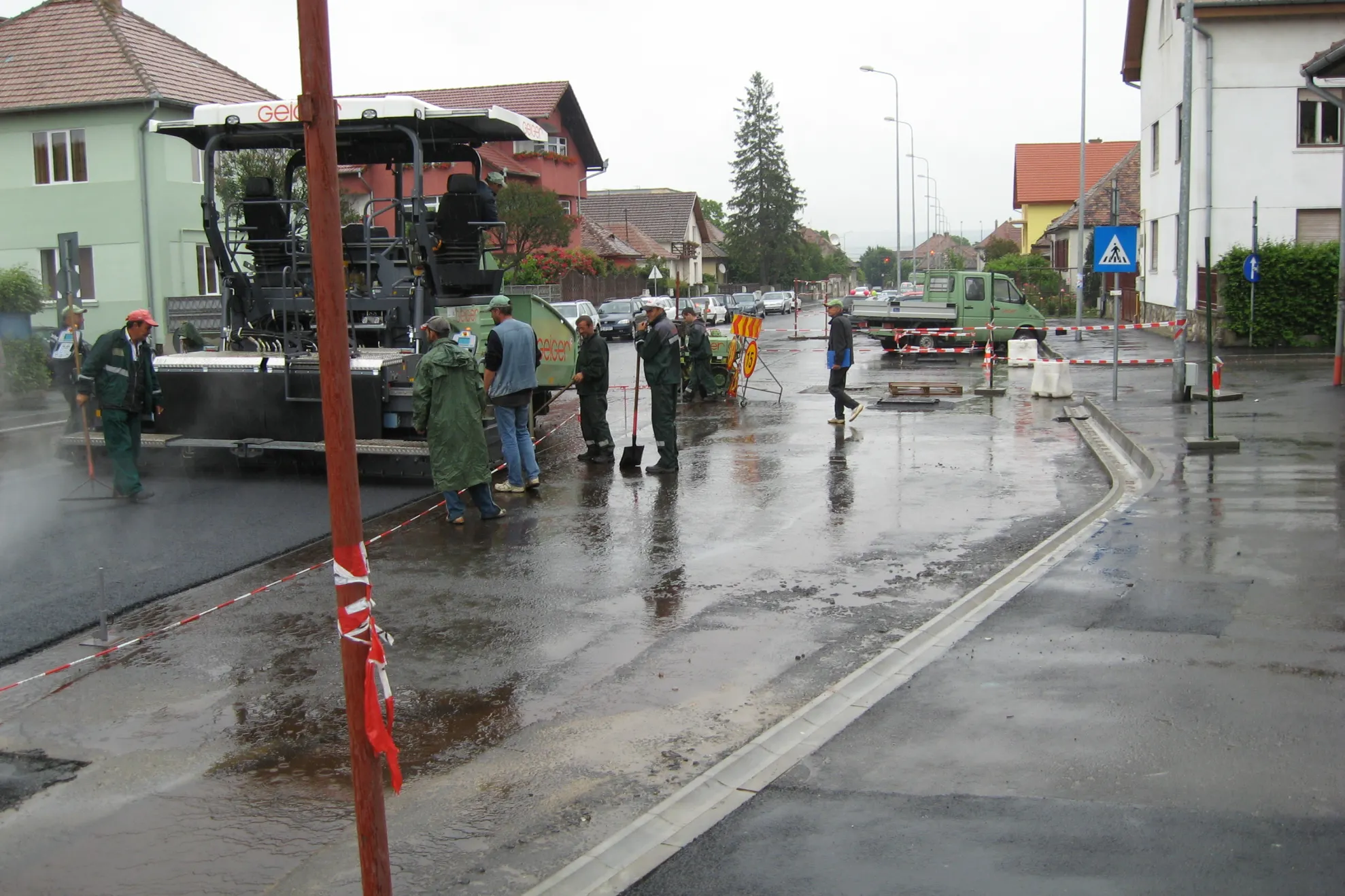 Stradă asfaltată pe ploaie la Sibiu