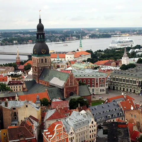Paradă a blondelor pe străzile din Riga, pentru a ridica moralul letonilor pe timp de criză