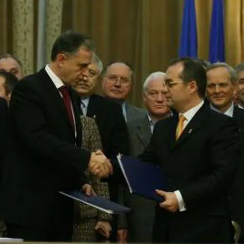 Alianţa PSD-PC şi PD-L se află la egalitate, la europarlamentare, cu 31% din intenţiile de vot, potrivit INSOMAR