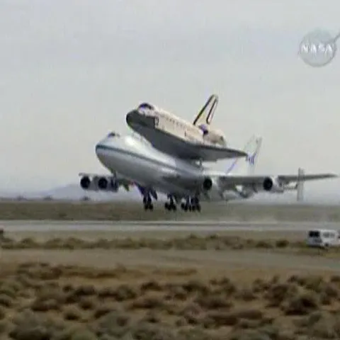 Naveta Atlantis se întoarce la centrul spaţial din Florida, transportată pe spatele unui Boeing 747