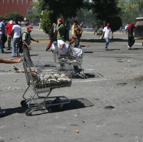 O clădire guvernamentală de la Atena a fost atacată cu pietre şi bombe incendiare