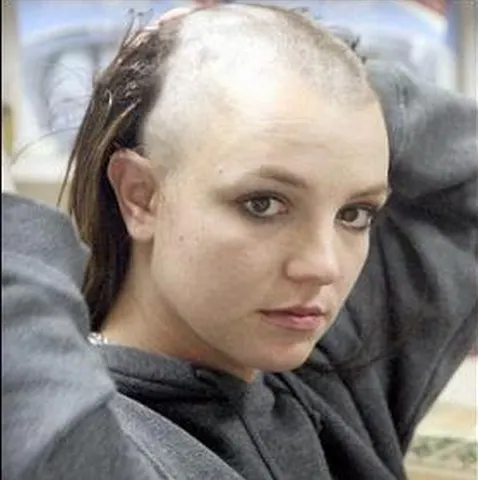 De ce s-a ras pe cap Britney Spears