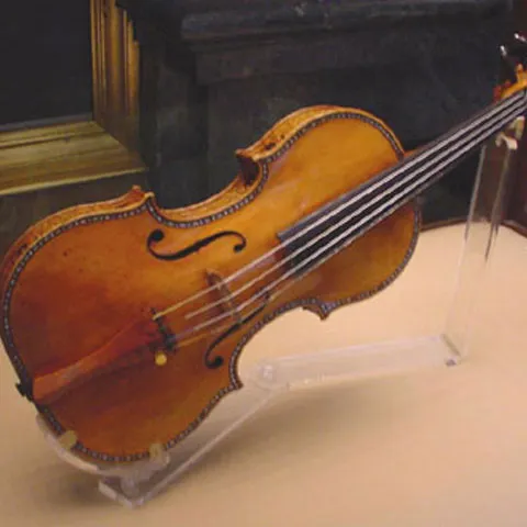 Un vasluian a fost prins în timp ce încerca să vândă o vioară inscripţionată "Stradivarius"