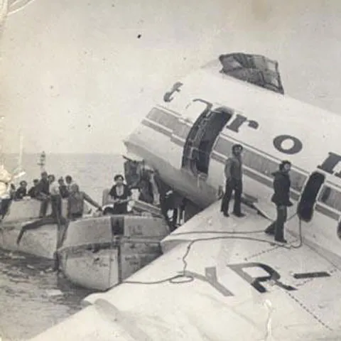 În 1980, o aeronavă cu 186 de pasageri, pe ruta România-Mauritania, s-a prăbuşit în oceanul Atlantic. Doar o persoană a murit - GALERIE FOTO