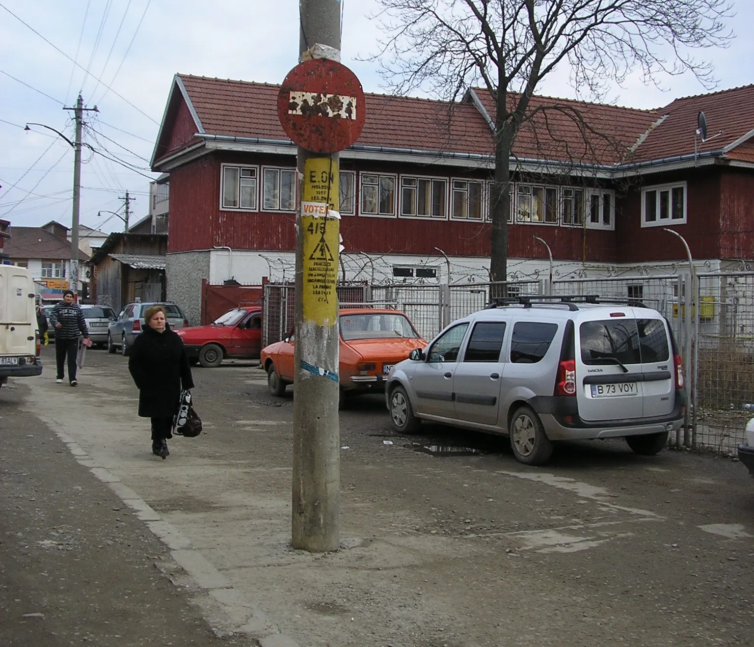 Strada cu stâlpul electric pe mijlocul drumului
