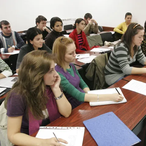 REALITATEA.NET Magazin: Campania pentru alegerile europarlamentare i-a lăsat indiferenţi pe studenţi
