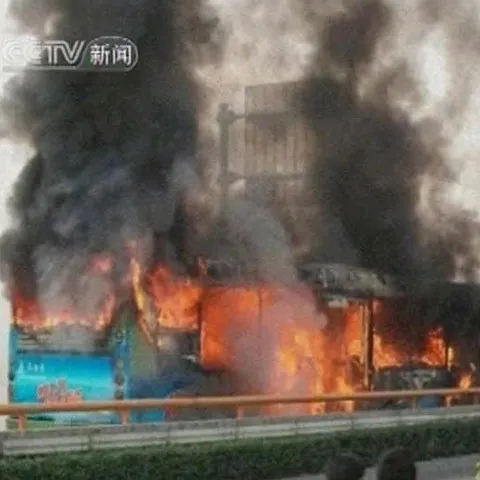 24 de oameni au murit în China, după ce un autobuz a fost cuprins de flăcări 