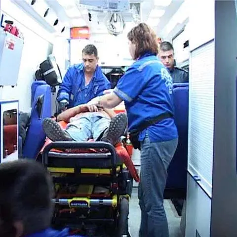 Un tânăr înjunghiat şi altul cu capul spart, în urma unei reglări de conturi în Timişoara