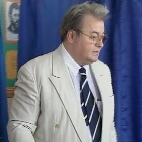 Vadim Tudor a fost făcut dobitoc după ce a spus unei alegătoare: \"Ia mai tacă-ţi fleanca!\"
