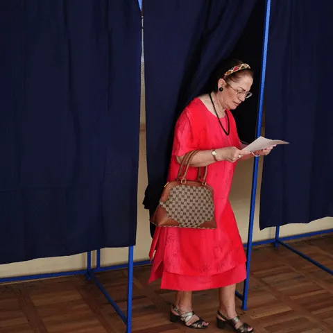 Până la ora 13:00 s-au prezentat la vot 10,24% dintre români, potrivit BEC
