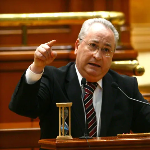 Haşotti a invitat PSD, în urma gestului lui Geoană, să voteze moţiunea simplă a PNL pe Apărare