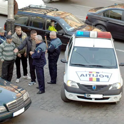 Două persoane care nu au oprit la un filtru al Poliţiei şi au rănit un agent au fost prinse în Ilfov