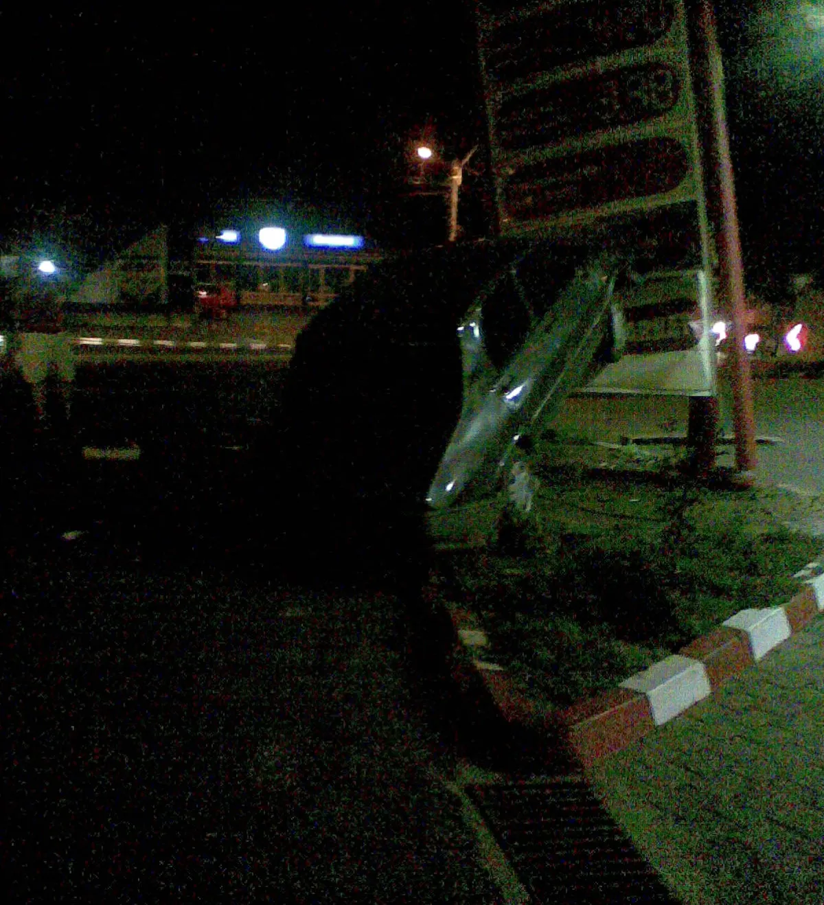 Accident în Vaslui, o maşină a intrat în panoul unei benzinării