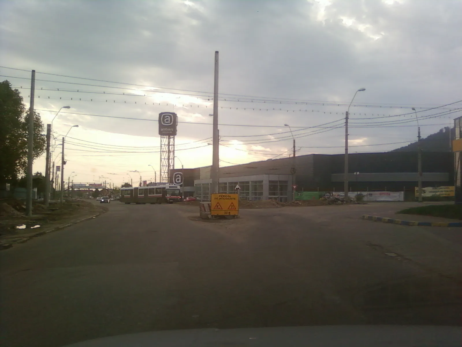 Stâlp în mijlocul drumului la Baia Mare
