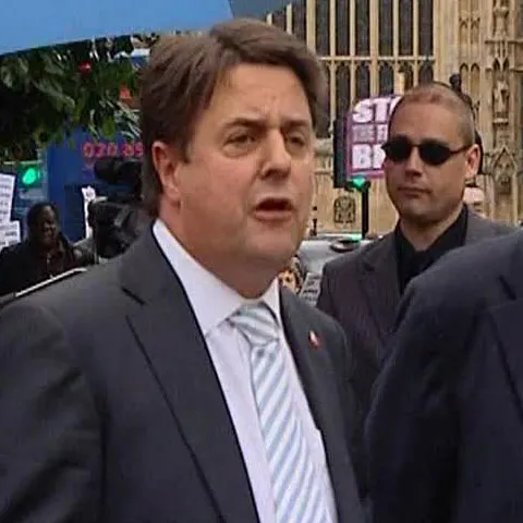 Liderul BNP, Nick Griffin, atacat cu ouă în faţa Parlamentului britanic 