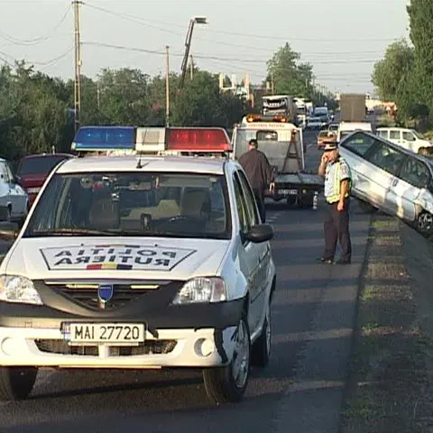 Un poliţist a ajuns în comă la spital după ce a fost lovit de un microbuz