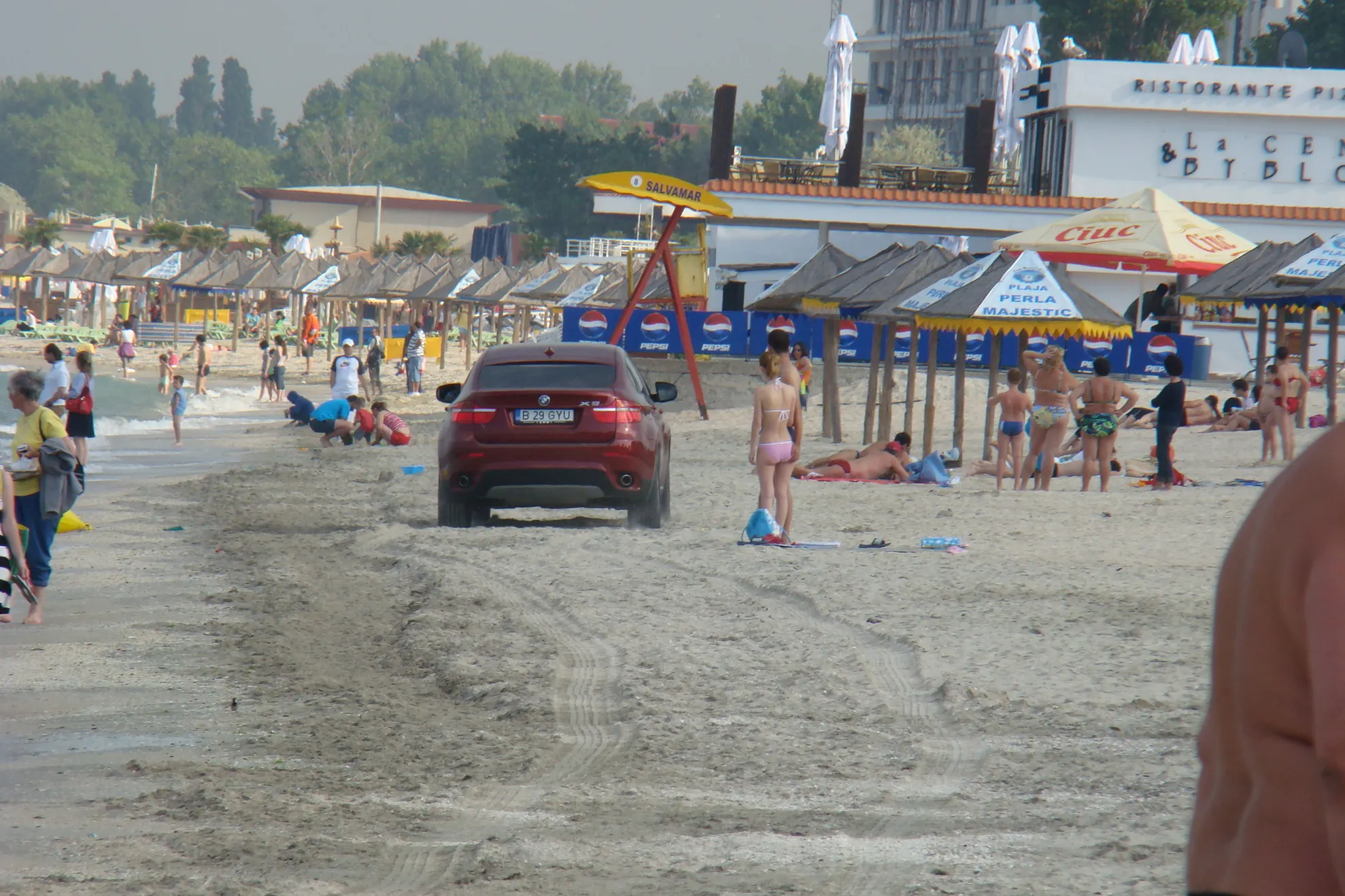 Cu jeepul pe plajă, la malul mării