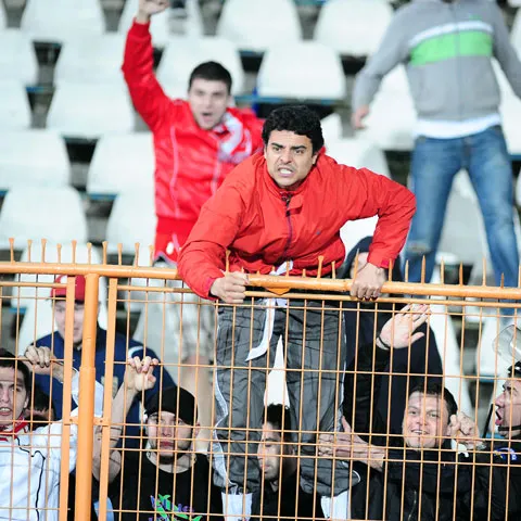 Fanii dinamovişti au intrat pe teren să-şi bată favoriţii, la meciul cu FC Argeş! Partida a fost întreruptă pentru câteva minute