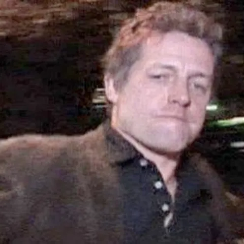 Hugh Grant a lovit un fotograf - VIDEO