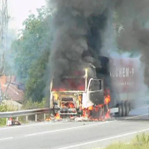 Circulaţie blocată pe DN 70 din cauza unui tir care a luat foc