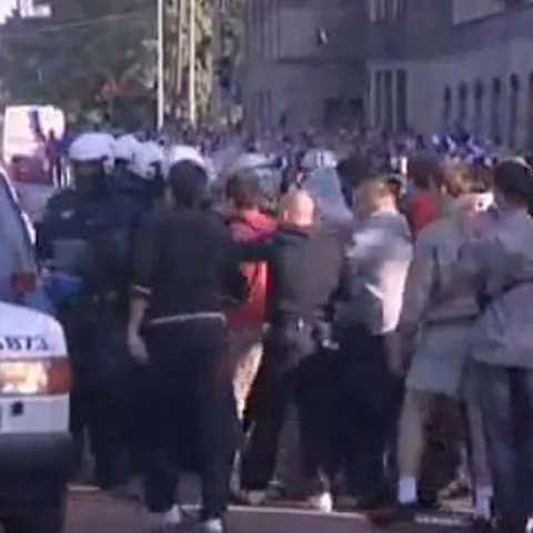 Preliminarii CM 2010: 30 de arestaţi după bătăile dintre suporterii finlandezi şi cei ruşi - VIDEO