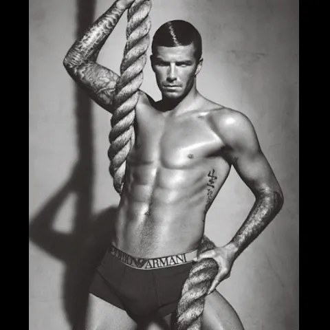 David Beckham se dezbracă din nou pentru Armani