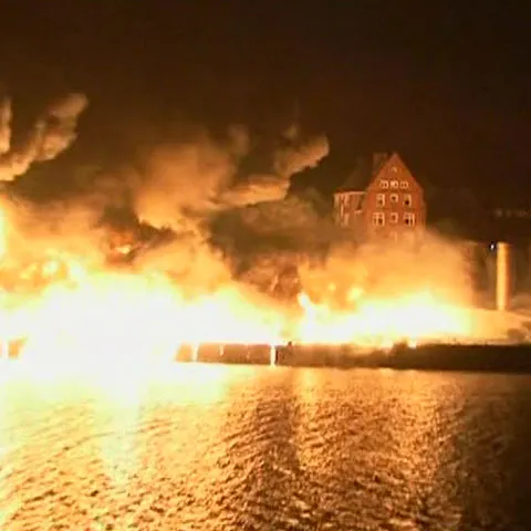 Un incendiu de proporţii a izbucnit la un depozit din portul german Kiel