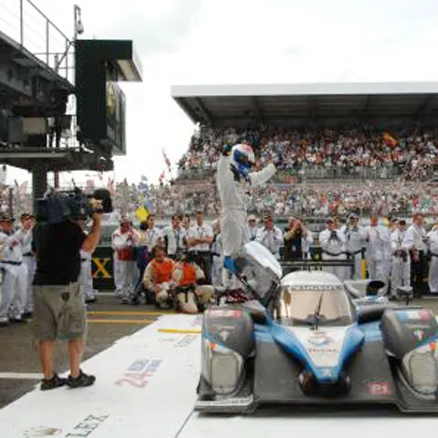 Echipa Peugeot compusă din Wurz, Gene şi Brabham a câştigat cursa de 24 de ore de la Le Mans