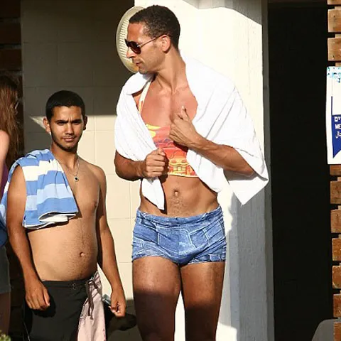 "Diavolul roşu" Rio Ferdinand îşi dezvăluie latura feminină pe plajele din Israel. Vezi GALERIE FOTO!