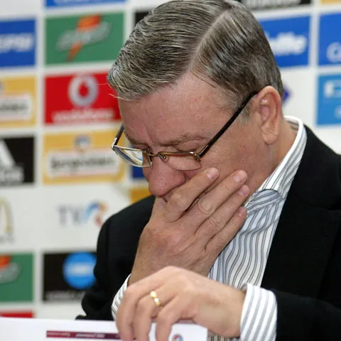 FRF, amendată de UEFA pentru licenţele acordate echipelor din liga I! Raportul UEFA constată datorii neachitate, transferuri de jucători sau lipsă din contabilitate!