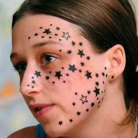 Un român din Belgia i-a făcut 56 de tatuaje unei tinere, deşi aceasta susţine că i-a cerut doar trei