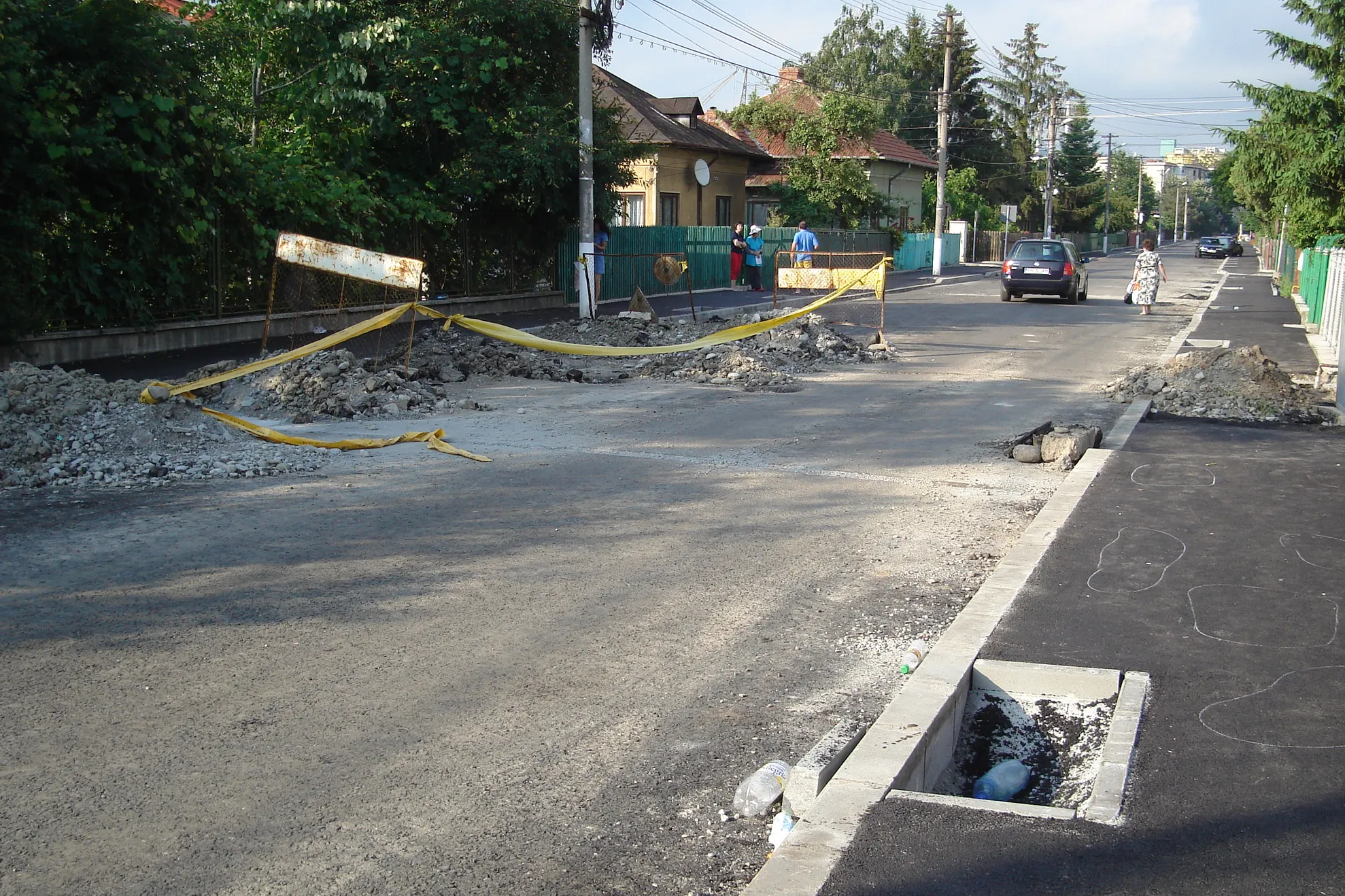 O stradă abia asfaltată din Câmpina, este acum din nou spartă