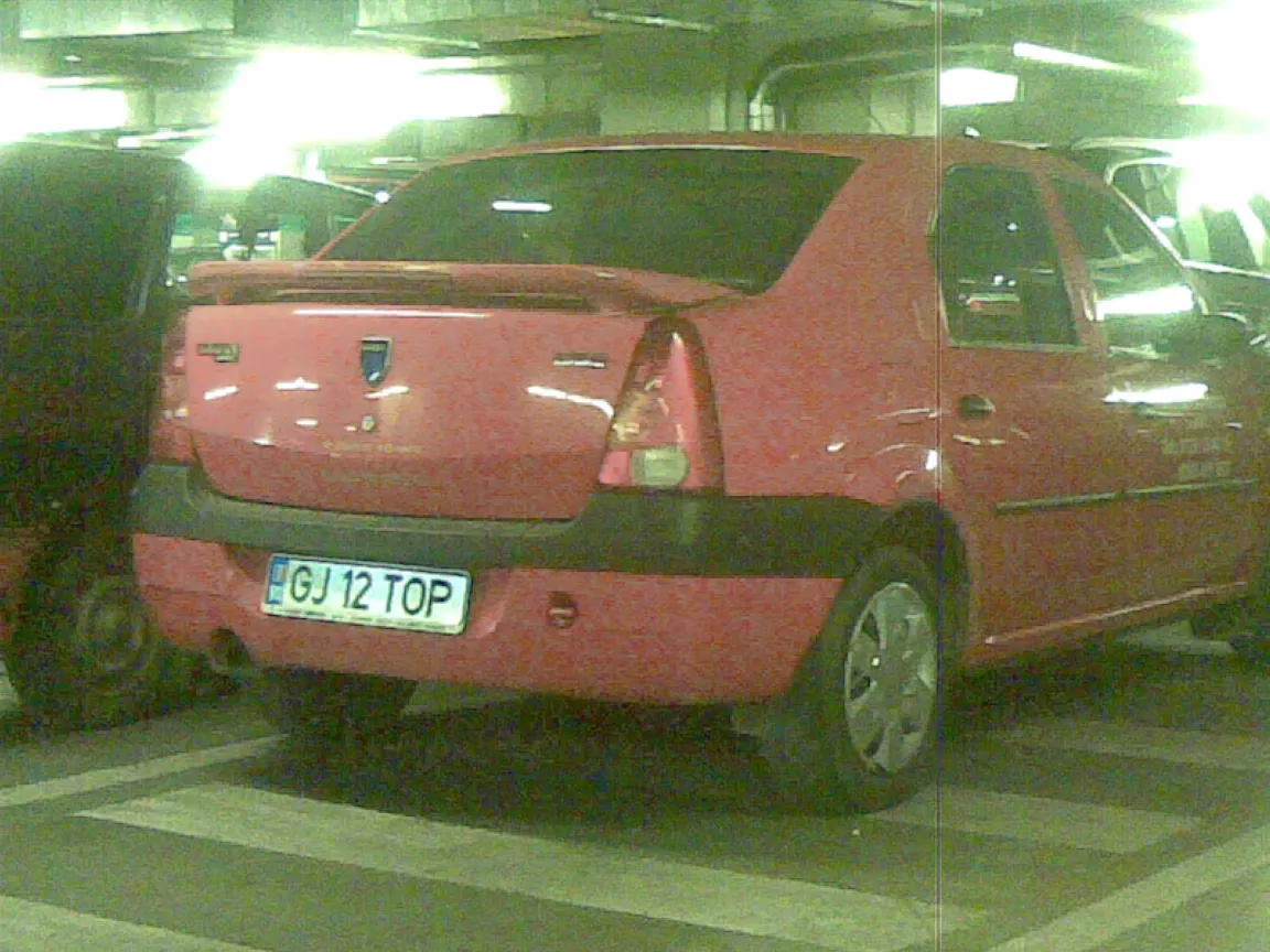 Parcat pe trecerea de pietoni, în parcarea unui supermarket 