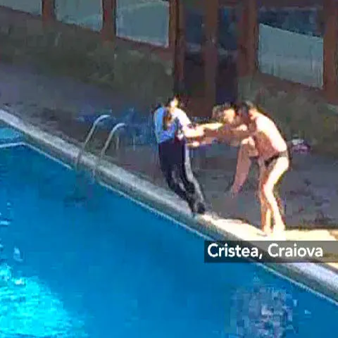O poliţistă a fost aruncată în piscină 