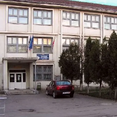  Un bărbat cu afecţiuni psihice a intrat dezbrăcat într-un liceu din Târgu Jiu şi a lovit un profesor
