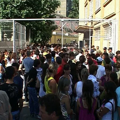 Sute de elevi din provincie se îmbulzesc ca să se înscrie la liceele din Bucureşti