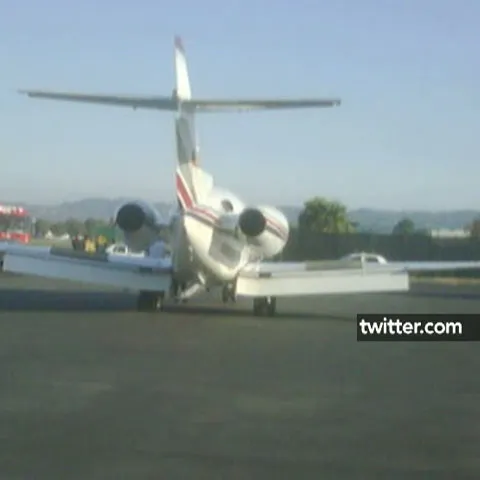 Avionul lui Schwarzenegger a aterizat de urgenţă în urma unei defecţiuni la bord