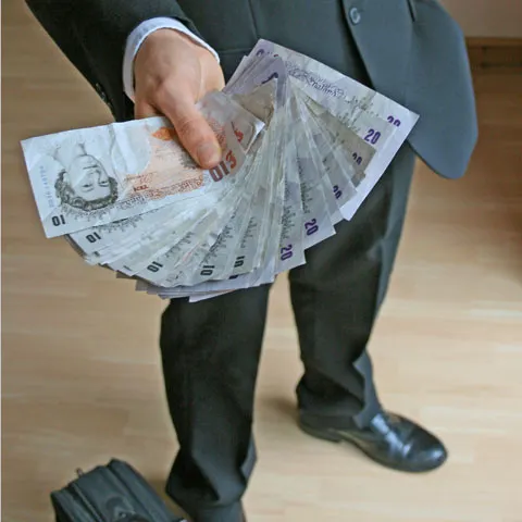 Comisia Europeană recomandă supravegherea salariilor din bănci