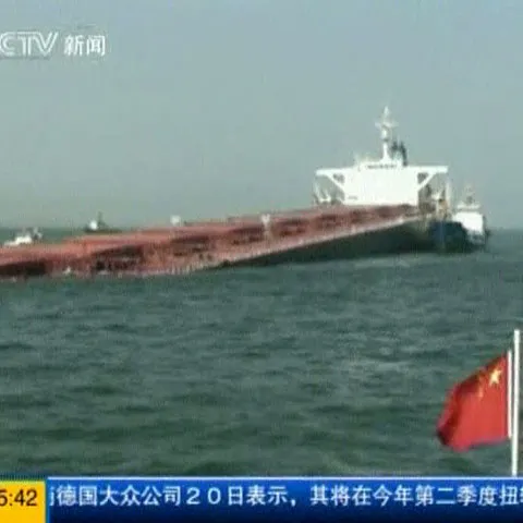 Două cargouri care transportau petrol s-au ciocnit în Marea Chinei 