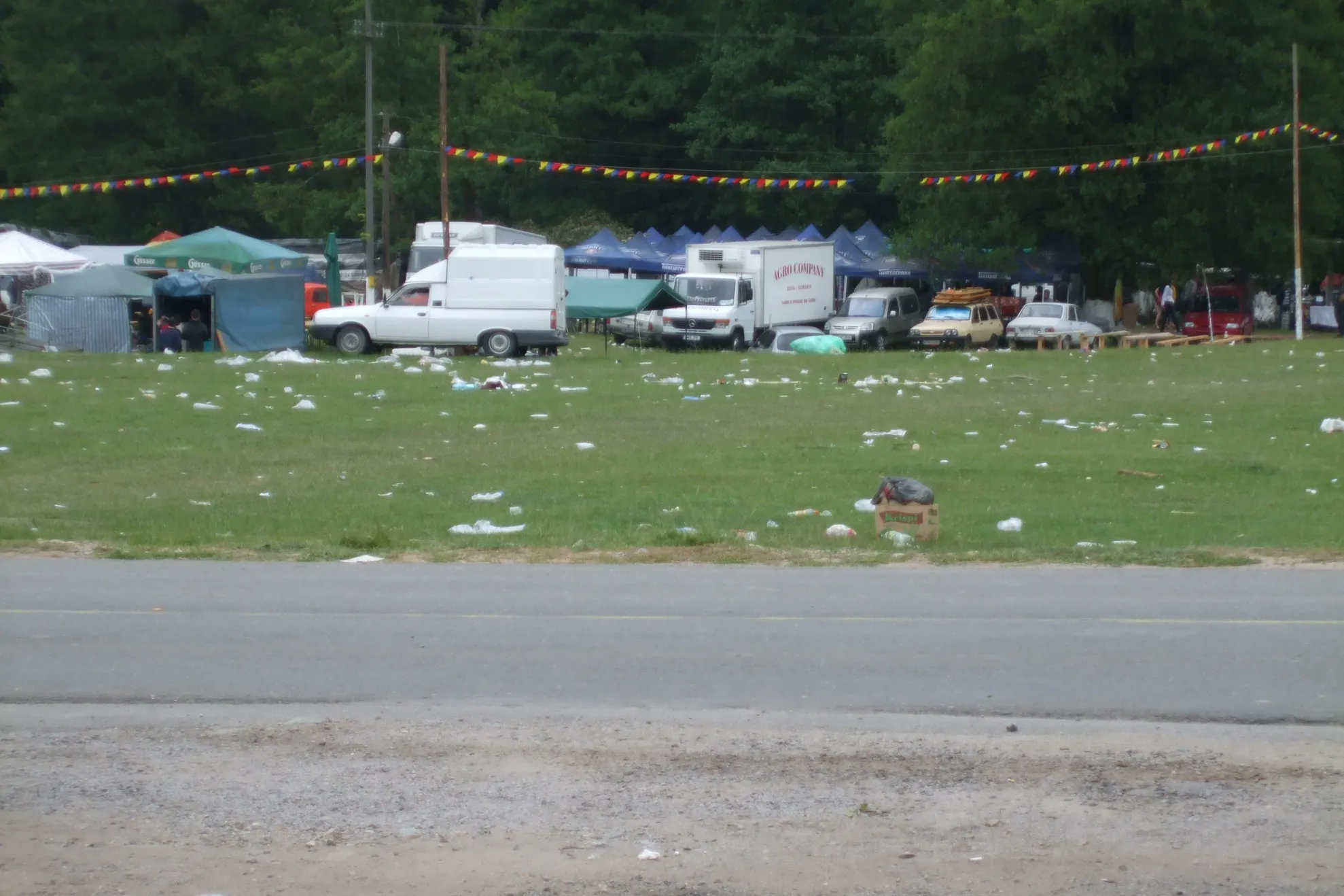 Mizerie lăsată în urma turiştilor com. Vârfurile, judeţul Arad