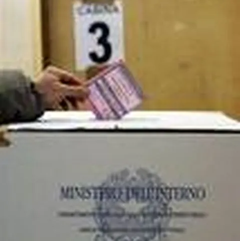 Italienii votează pentru a doua zi în cadrul unui referendum şi a unor scrutine locale şi regionale