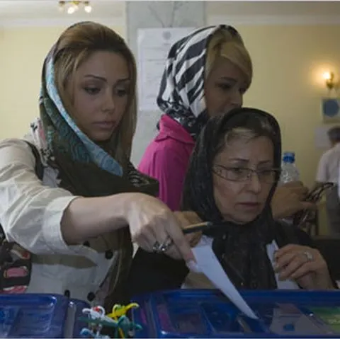 Mai multe voturi decât alegători, în 50 de districte din Iran, recunosc autorităţile