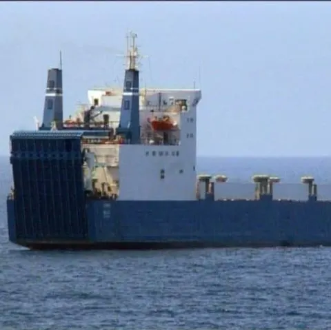 Cei cinci marinari români răpiţi de piraţii somalezi nu mai sunt pe vas 
