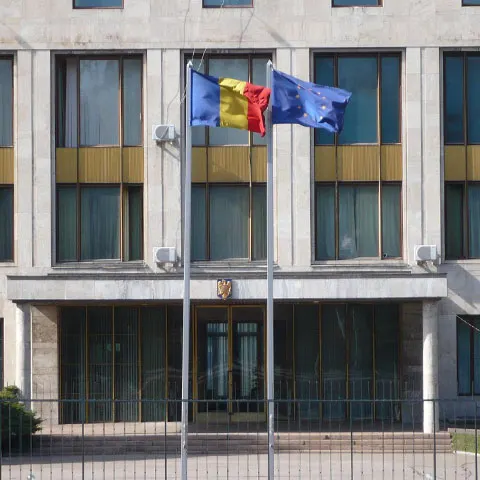 MAE va propune închiderea a 14 consulate şi ambasade ale României