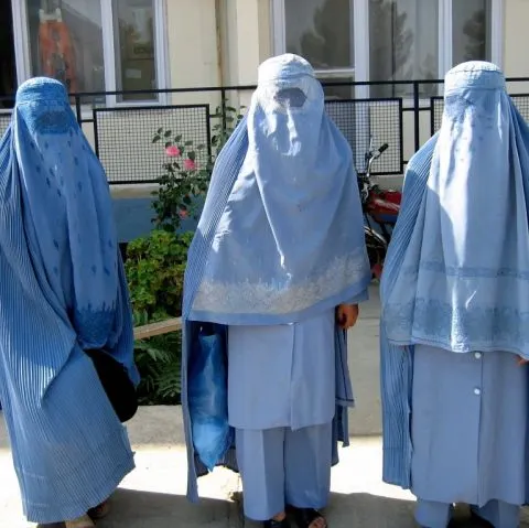 Sarkozy atacă burqa, văl islamic ce acoperă integral faţa şi corpul femeilor musulmane